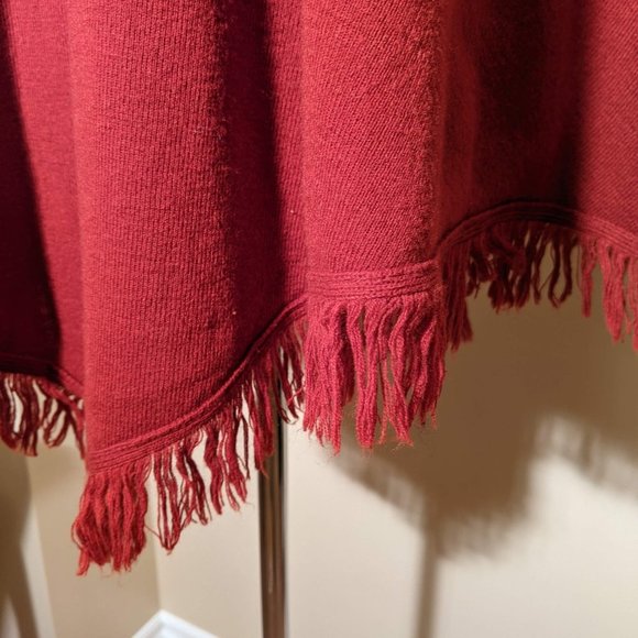 Nina Leonard Bourbon/Red Poncho. One size fits all - Picture 5 of 11